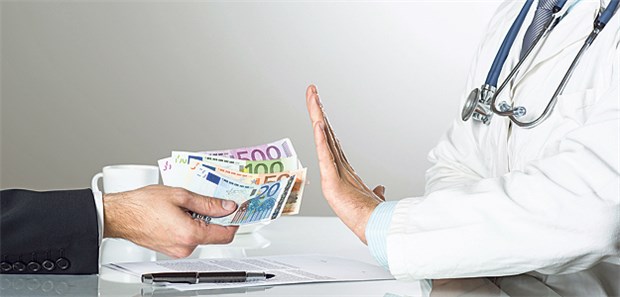 Montgomery vermisst klare Merkmale einer Straftat Klare Sache: Arzt weist Bestechungsversuch mit eindeutiger Geste zurück.