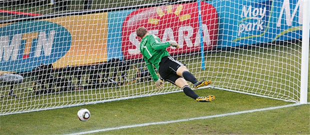 Lange angekündigt, nie eingeführt - die Torkamera Klare Sache: Tor für England - nur die Linienrichter entschieden anders. Glück für Deutschland!