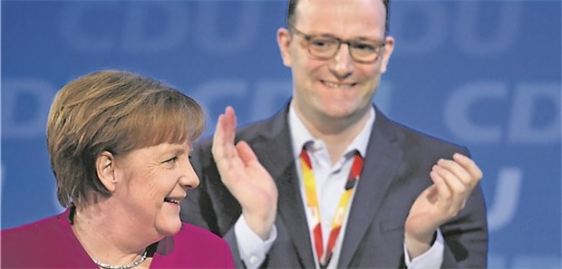 Spahn versteht Politik auch als Kampfarena Klatschen für die Chefin: Jens Spahn beim Parteitag der CDU am Montag nach der Rede der Parteivorsitzenden Angela Merkel.