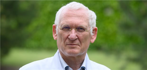 Klaus Heckemann, Vorstandsvorsitzender der Kassenärztlichen Vereinigung in Sachsen: Nach der Drohung mit rechtlichen Mitteln durch die KV sieht das Ministerium vorerst von der Erhebung von Zwangsgeld ab. (Archivbild)