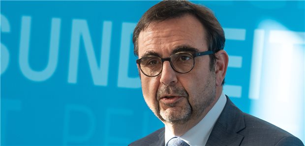 Qualitätssiegel für die Weiterbildung in der Allgemeinmedizin? Klaus Holetschek: „Mein Ziel ist, noch mehr junge Medizinerinnen und Mediziner für die Arbeit als Allgemeinarzt zu gewinnen. Dazu gehört es unter anderem, dass die Weiterbildung möglichst attraktiv und qualitativ hochwertig gestaltet wird.“