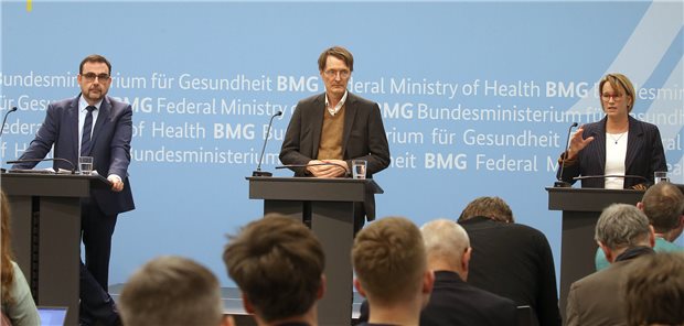 Bund und Länder wollen bei Klinik-Reform Ausnahmen zulassen Klaus Holetschek (links), Karl Lauterbach und Melanie Schlotzhauer nach dem Bund-Länder-Gipfel zur Krankenhausreform.