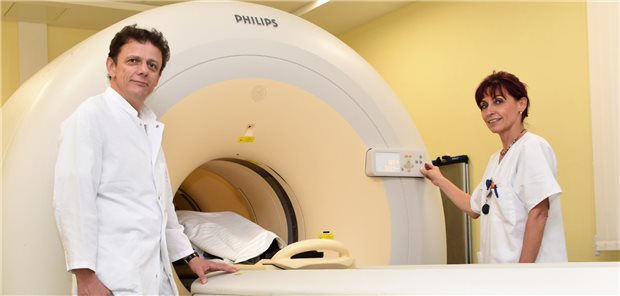 Neuer Studiendekan der Humanmedizin in Chemnitz Klaus Zöphel, neuer Studiendekan des Modellstudiengangs MEDiC, mit Heike Riedel, Medizinisch-technische Radiologieassistentin.