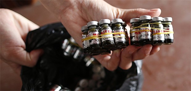 Bärengalle – eine umstrittene chinesische Medizin Kleine Flaschen mit frischer Bärengalle: Sie stammen von einer illegalen Bärenfarm in einem Vorort von Hanoi (Vietnam).