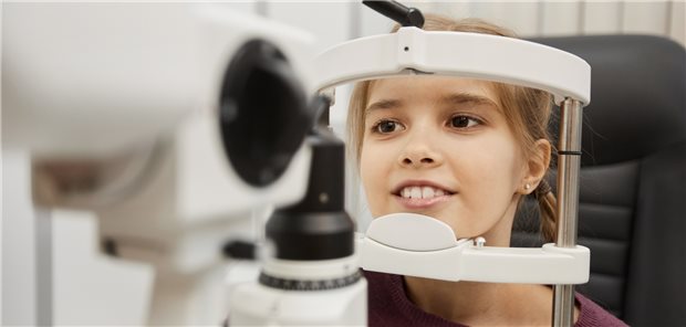 Kleine Patientin mit juveniler idiopathischer Arthritis (JIA): häufig sind die Augen mitbetroffen. (Symbolbild mit Fotomodell)