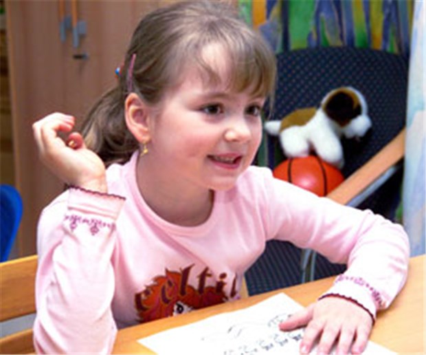 Lieber erst mal abwarten? Kleine Stotterer sind anderen Kindern in puncto Sprachverständins und Ausdrucksfähigkeit sogar überlegen.