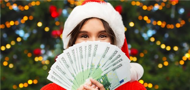 Aktien unterm Baum: Auf Zuwachs schenken! Kleine finanzielle Aufmerksamkeiten zu Weihnachten können gewinnbringend in ETF fließen.