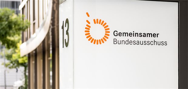 Schild vor dem Gebäude des Gemeinsamen Bundesausschusses in Berlin.