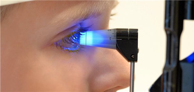 Kleiner Junge beim Augenarzt: Bei erblichen Netzhauterkrankungen können schon Kleinkinder erhebliche Seheinbußen haben.