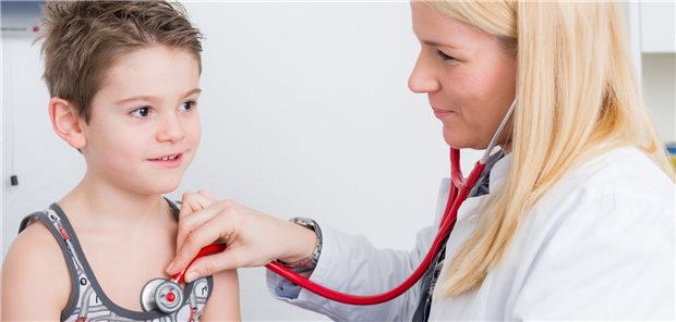 Kleiner Patient mit kontrolliertem Asthma: Langfristiges Ziel sollte jetzt aber die Asthma-Remission sein. (Symbolbild mit Fotomodellen)