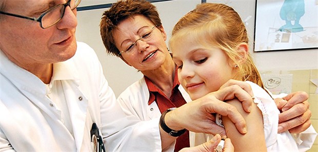 Künftig Bußgeld für sture Eltern Kleiner Pieks, große Wirkung: Gesundheitsminister Hermann Gröhe (CDU) kündigt im Kampf gegen Impflücken den nächsten Schritt an.