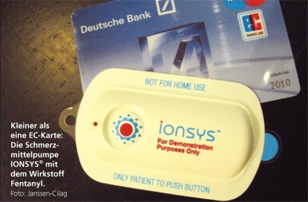 Per Doppelklick zur Schmerzfreiheit Kleiner als eine EC-Karte: Die Schmerzmittelpumpe IONSYS® mit dem Wirkstoff Fentanyl.