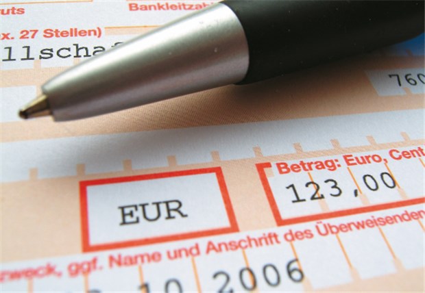 Zugriff aufs Praxiskonto: die Tücken der Vollmacht Kleinere Euro-Beträge könnte auch eine Arzthelferin mit Bankvollmacht überweisen. © gabrielejasmin / fotolia.com
