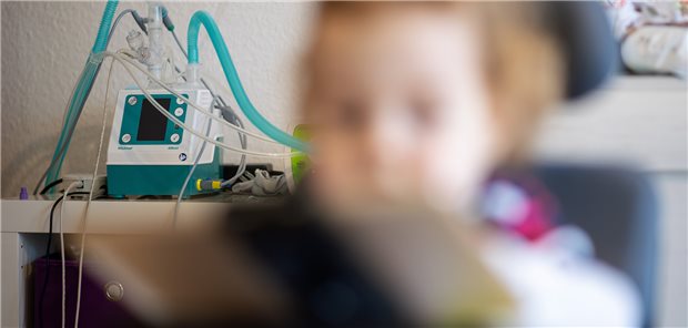 Kleines Kind, das zu Hause beatmet wird. Die Verordnung für die Außerklinische Intensivpflege dürfen bald nur noch besonders qualifizierte Ärzte ausstellen.