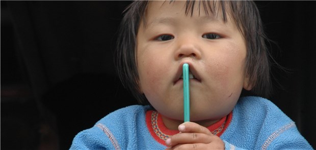 Bhutan verlässt das Glück Kleines Kind in Bhutan. Mit der Öffnung des Landes für modernere Strukturen kommen nicht alle Bhutanesen zurecht.