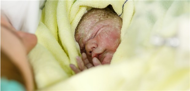 Nicht zu spät die Geburt einleiten! Kleines Paket Glück. Mancher Geburt muss zuvor per Einleitung nachgeholfen werden.