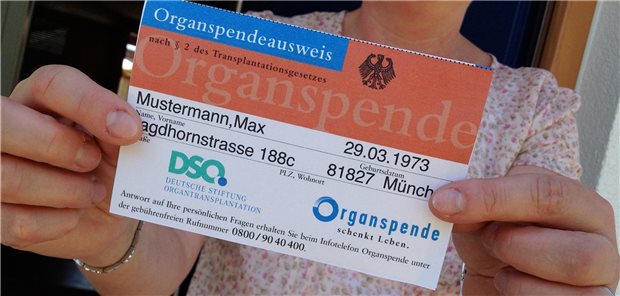 Organspende: „Es ist wichtig, dass Sie sich entscheiden“ Organspendeausweis in den Händen einer Frau.