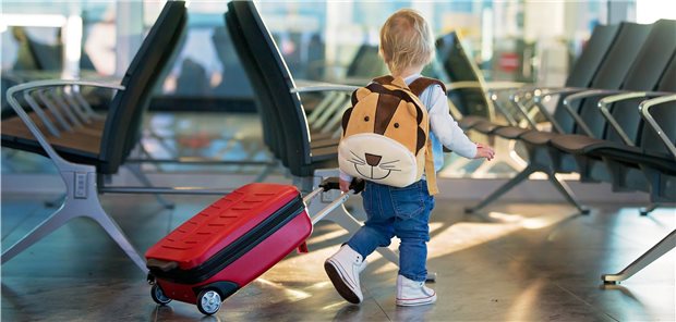 Was bei Säuglingen und Kleinkindern auf Reisen zu beachten ist Kleinkind auf Reisen: Breit indiziert sind etwa die Reiseimpfungen gegen Meningokokken und Typhus.