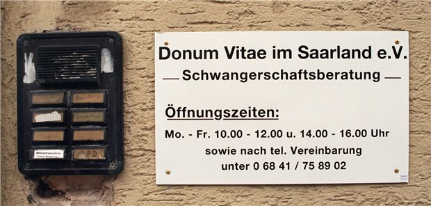 Klingelschild der ersten Beratungsstelle von Donum Vitae im saarländischen Homburg Anfang Mai 2000.