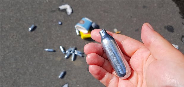Lauterbach will Lachgas und K.o.-Tropfen verbieten Klingt nach Spaß, ist aber gefährlich: Berlin strebt deshalb ein Verkaufsverbot von Lachgas an.