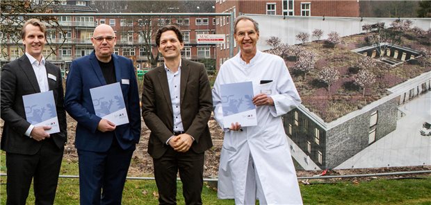 Klinik-Geschäftsführer Fabian Linke, Pflegedirektor Nils-Michael Wulf, Staatssekretär Dr. Oliver Grundei und der Ärztliche Direktor Prof. Stefan Jäckle (von links) mit den Förderbescheiden vor der Baustelle des neuen Notfallzentrums des Krankenhauses Reinbek.
