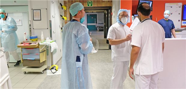 Ärzte und Pflegekräfte arbeiten trotz Corona-Infektion Klinik in Lüttich. Die belgischen Krankenhäuser sind mit der Versorgung total überlastet. Nach Angaben des Verbandes der medizinischen Gewerkschaften werden infizierte Pflegekräfte zur Versorgung von COVID-19 Patienten eingesetzt. (Symbolbild)