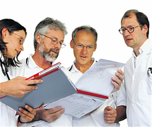 Aus der Klinik nach Hause oder ins Heim entlassen - oft ohne Informationen Klinik- und Hausärzte sollten die Weiterversorgung absprechen.
