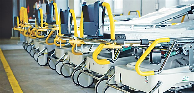 Kliniken stellen Forderungen an die Politik Klinikbetten in Reih und Glied: Brandenburgs Krankenhausgesellschaft präsentiert Forderungen.