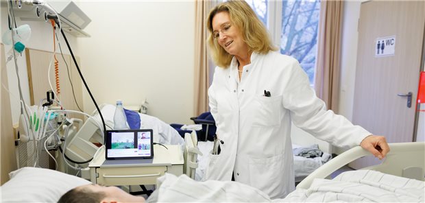 Klinikdirektorin und Professorin Tanja Sappok bei der Visite im Krankenhaus Mara in Bielefeld-Bethel.
