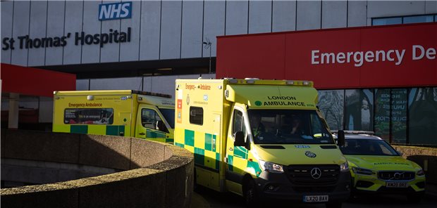 Britische Krankenhäuser setzen wegen Corona jetzt das Militär ein Kliniken im Notfall: Rettungswagen am St. Thomas’ Hospital des NHS in London.