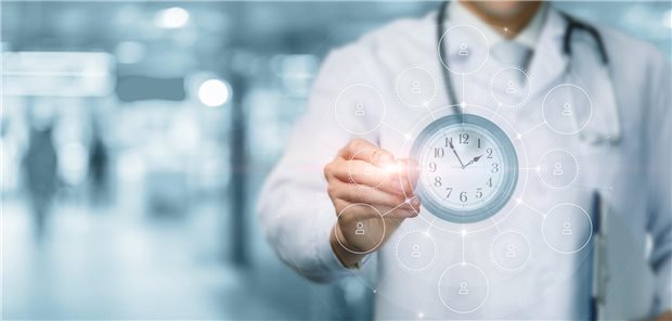 Kliniken sollen in der Krankenhausreform-Zukunft Arbeitszeiten der Ärztinnen und Ärzte, aufgeteilt nach Leistungsgruppen, ans INEK melden. Der Medizinische Dienst soll die Angaben prüfen.