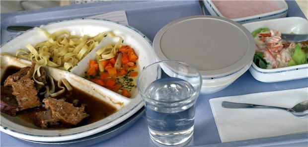 Klinikessen: Nicht immer nehmen Patienten bei einem Klinikaufenthalt ausreichend Nährstoffe zu sich.