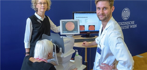 Klinikleiterin Ursula Schmidt-Erfurth und Kostiantyn Lupyr von der Universitätsklinik für Augenheilkunde und Optometrie der Medizinischen Universität Wien mit einer Patientin.