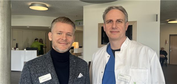 Tim Rausche ist neuer Ärztlicher Direktor bei Paracelsus in Henstedt-Ulzburg Klinikmanager Sebastian Margaschewski (links) mit dem neuen Ärztlichen Direktor der Paracelsus Klinik Henstedt-Ulzburg, Dr. Tim Rausche.