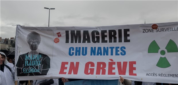 Zuschuss reicht Kliniken in Frankreich nicht Klinikmitarbeiter sind am 21. November in Nantes (Bretagne) auf die Straße gegangen, um gegen ihre Arbeitsbedingungen zu protestieren. Estelle Ruiz/NurPhoto/dpa