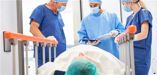 Krankenhausgesellschaft: Kommission zur Klinikreform hantiert im luftleeren Raum Klinikpersonal bei der Arbeit: Die Krankenhausgesellschaft warnt vor Reformen ohne Einbezug der Praktiker vor Ort.