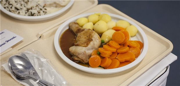 Kollege zu Mangelernährung auf Station: Patienten „fahrlässig unversorgt“ Klinikessen mit Hähnchen, Kartoffeln und Karotten