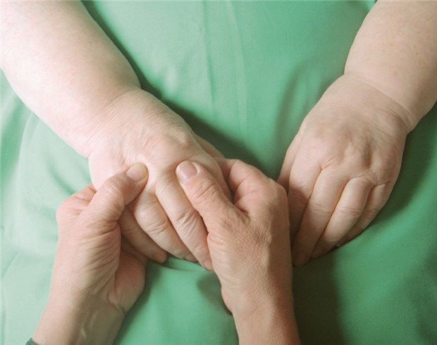 Retardiertes Prednison von Vorteil bei Rheuma Klinische Untersuchung der Hände eines Patienten mit Rheumatoider Arthritis.