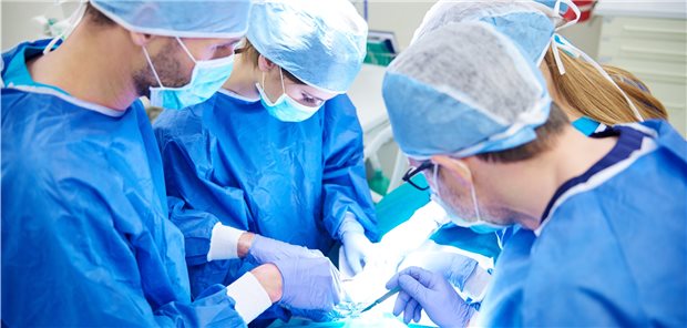 Corona lässt Klinik-Fallzahlen einbrechen Knapp 40 Prozent weniger OP-Fälle zählt das WIdO in der Hochzeit der Pandemie im Vergleich zum Vorjahreszeitraum.