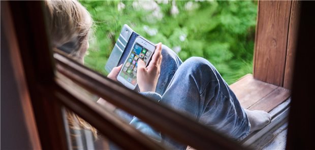 DAK-Studie: Problematische Social-Media-Nutzung bei Kindern weiter hoch Kind mit Smartphone