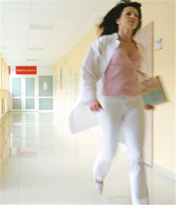 In Kliniken knirscht es bei Stellenbesetzungen Knappe Personaldecke, hohe Arbeitsdichte: Kliniken haben Besetzungsprobleme. © imago / Widmann