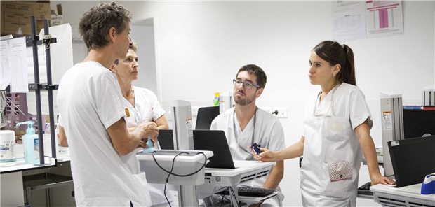 Junge Ärzte in einer Runde