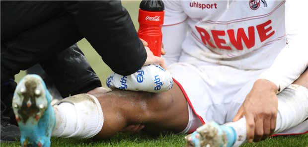 Kniegelenk kaputt im Profifußball: Das kann bald als Berufskrankheit gelten Knie eines Fußballspielers wird gekühlt