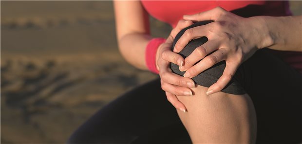 Knieschmerzen? Studie zeigt, dass Gehen bei Kniearthrose hilft.