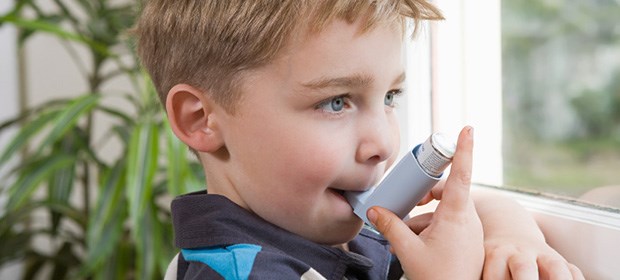 Asthma: Therapie-Kontrolle hilft Kindern Knirps mit Spray: gut eingestellt ist besser