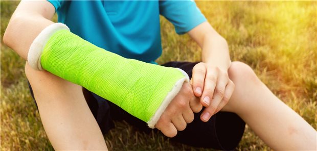 Knochenbruch am Unterarm: Bei der Diagnostik kann ein Ultraschall das Röntgen ersetzen. Zu diesem Schluss ist das Institut für Qualität und Wirtschaftlichkeit im Gesundheitswesen (IQWiG) bekommen.