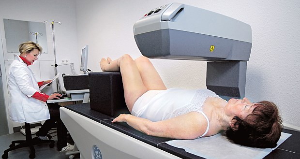 Mit Bisphosphonat-Therapie leben Männer und Frauen länger Knochendichtemessung: Im Alter nimmt die Knochenmasse ab, dadurch werden Schadstoffe in den Körper freigesetzt.