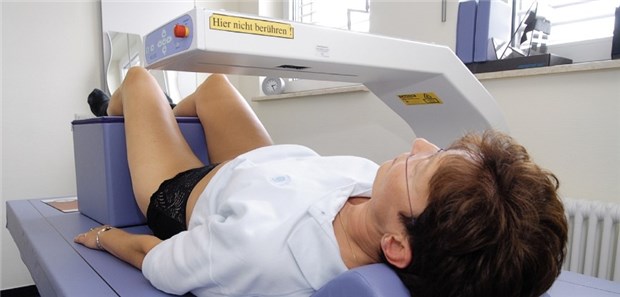 Fehlender Knochendichte-Anstieg bedeutet nicht Therapieversagen Knochendichtemessung mit der DXA-Methode bei einer Patientin.