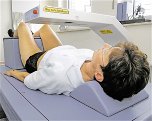 Piercing stört die Knochendichtemessung Knochendichtemessung nach der DXA-Methode. Das Verfahren ist Standard bei der Osteoporose-Diagnostik.