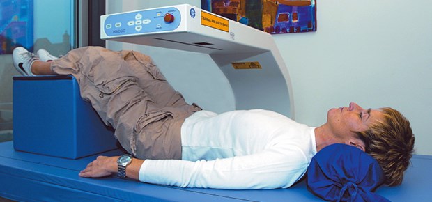 Knochendichtemessung nach der DXA-Methode: In Apparategemeinschaften können niedergelassene Ärzte es sich eher leisten, neue Geräte anzuschaffen und so die Versorgung der Patienten zu verbessern.